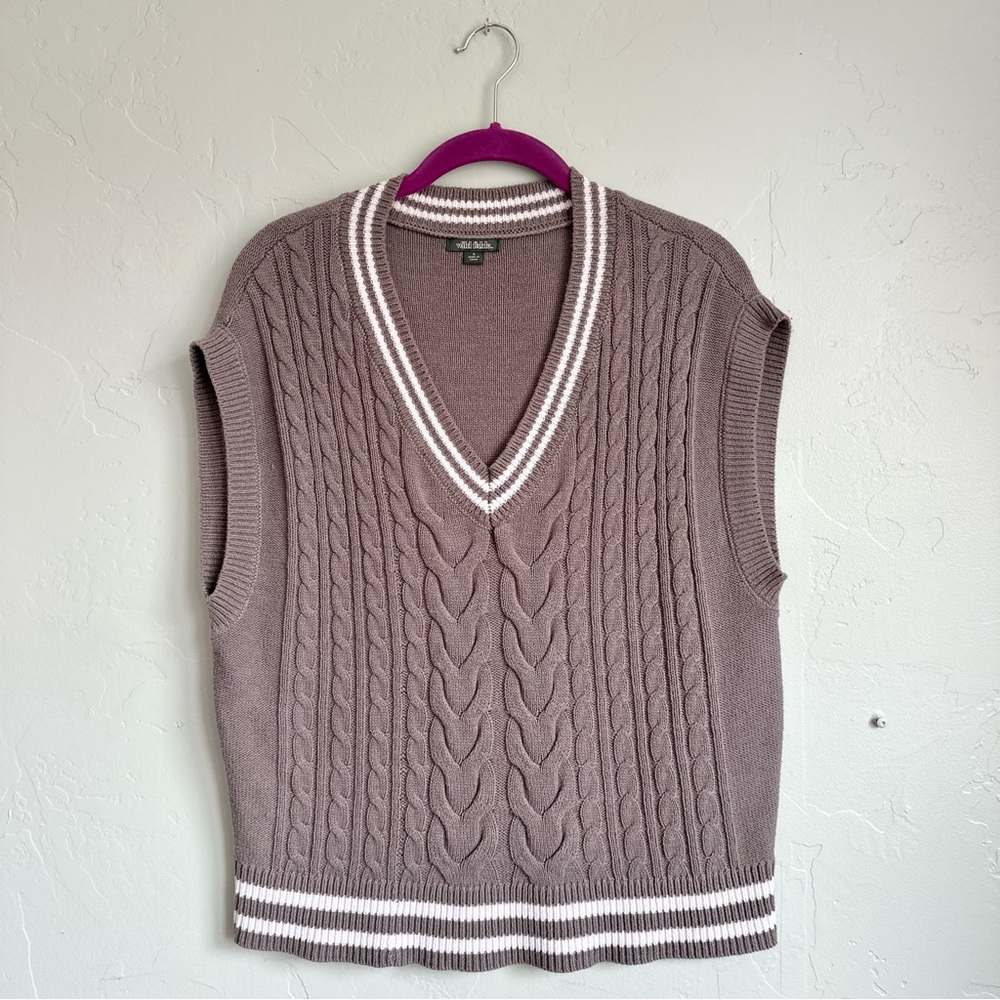 Wild Fable Women’s Gray White V-Neck Sweater Vest 90’s Y2K‎ Vibes Preppy Small